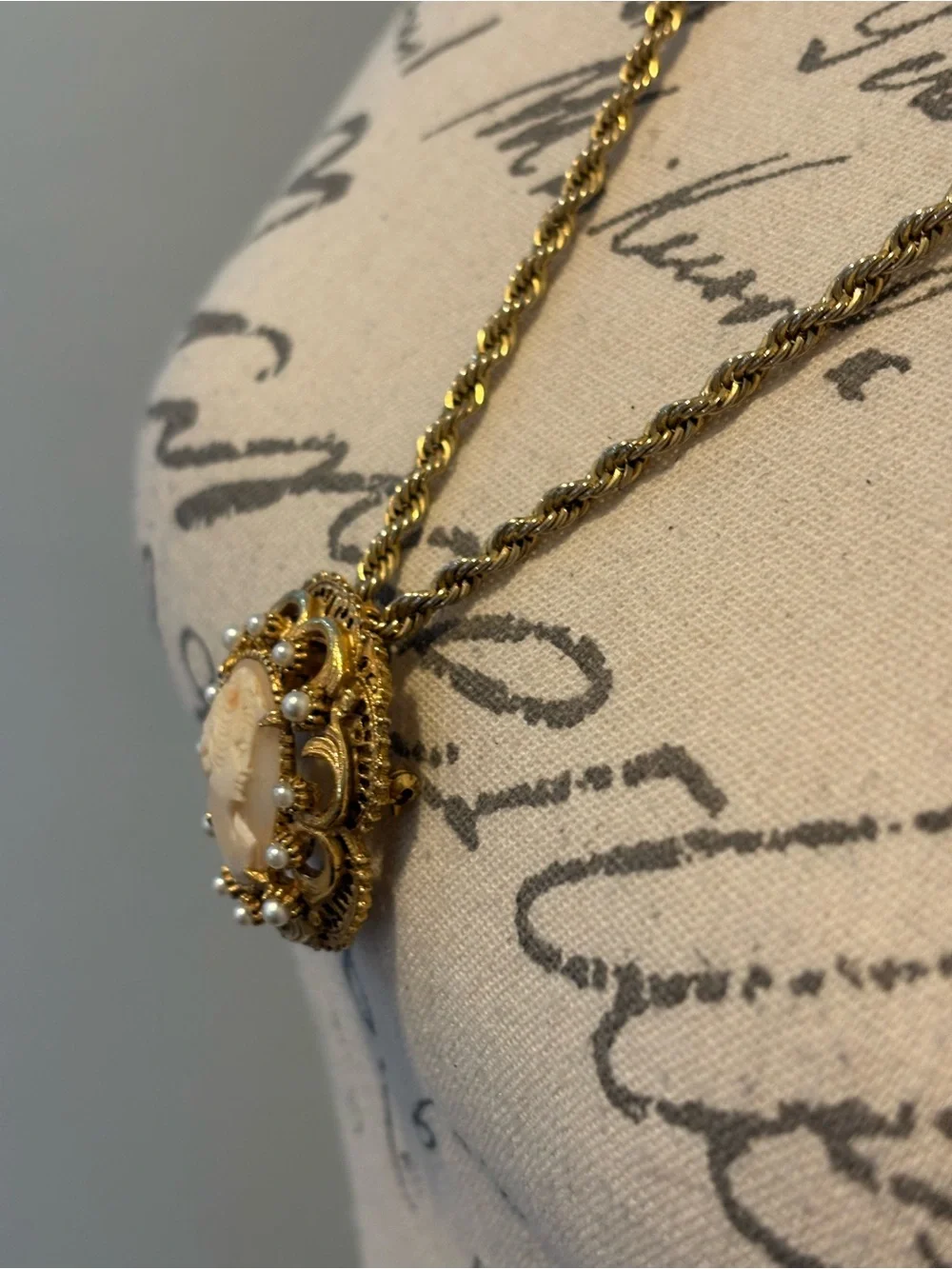 Vintage Florenza Cameo Pendant Brooch Necklace Gold Tone Faux Pearl 30”